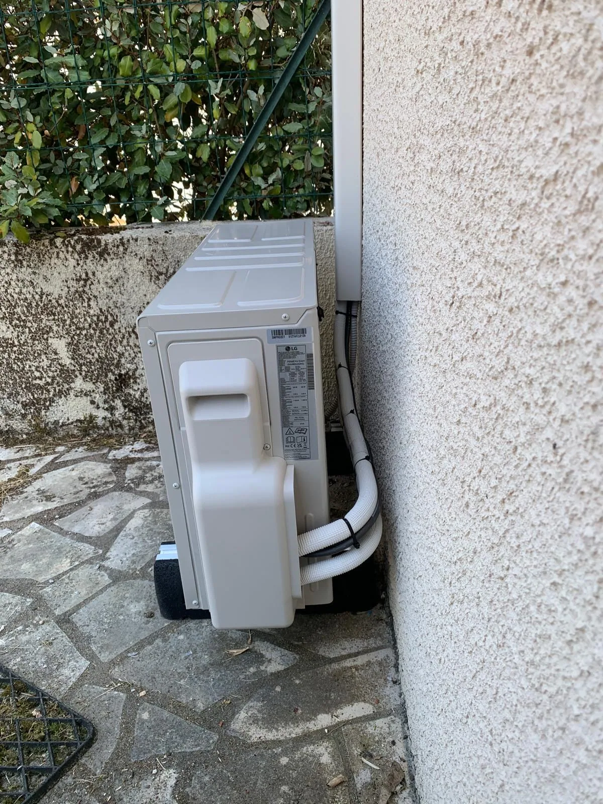 Unité extérieure de climatisation installée en façade