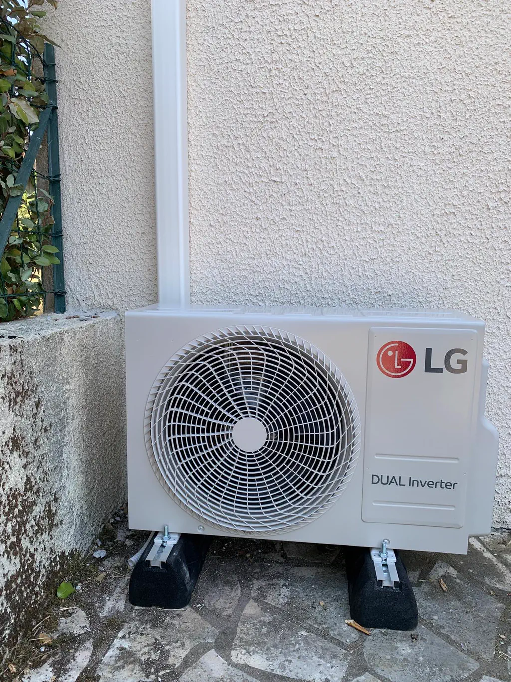 Groupe extérieur de climatisation LG posé sur socle