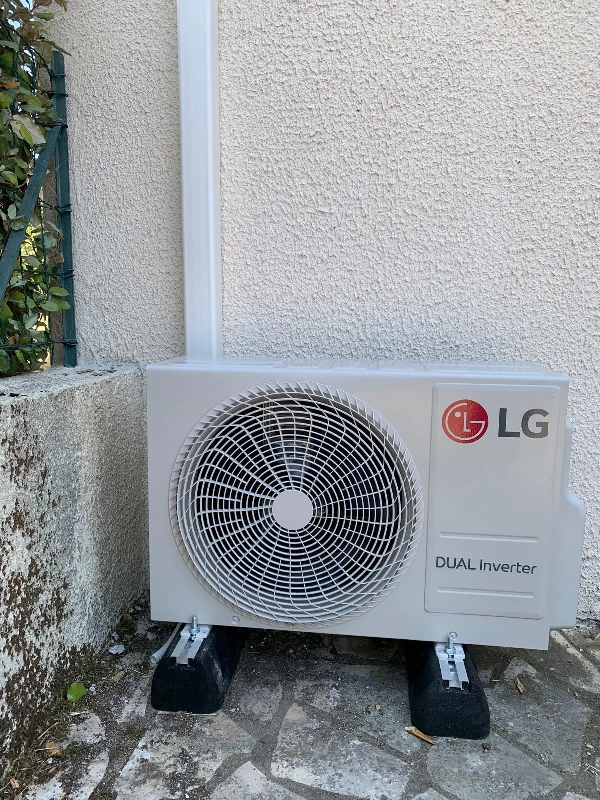 Groupe extérieur de climatisation LG posé sur socle
