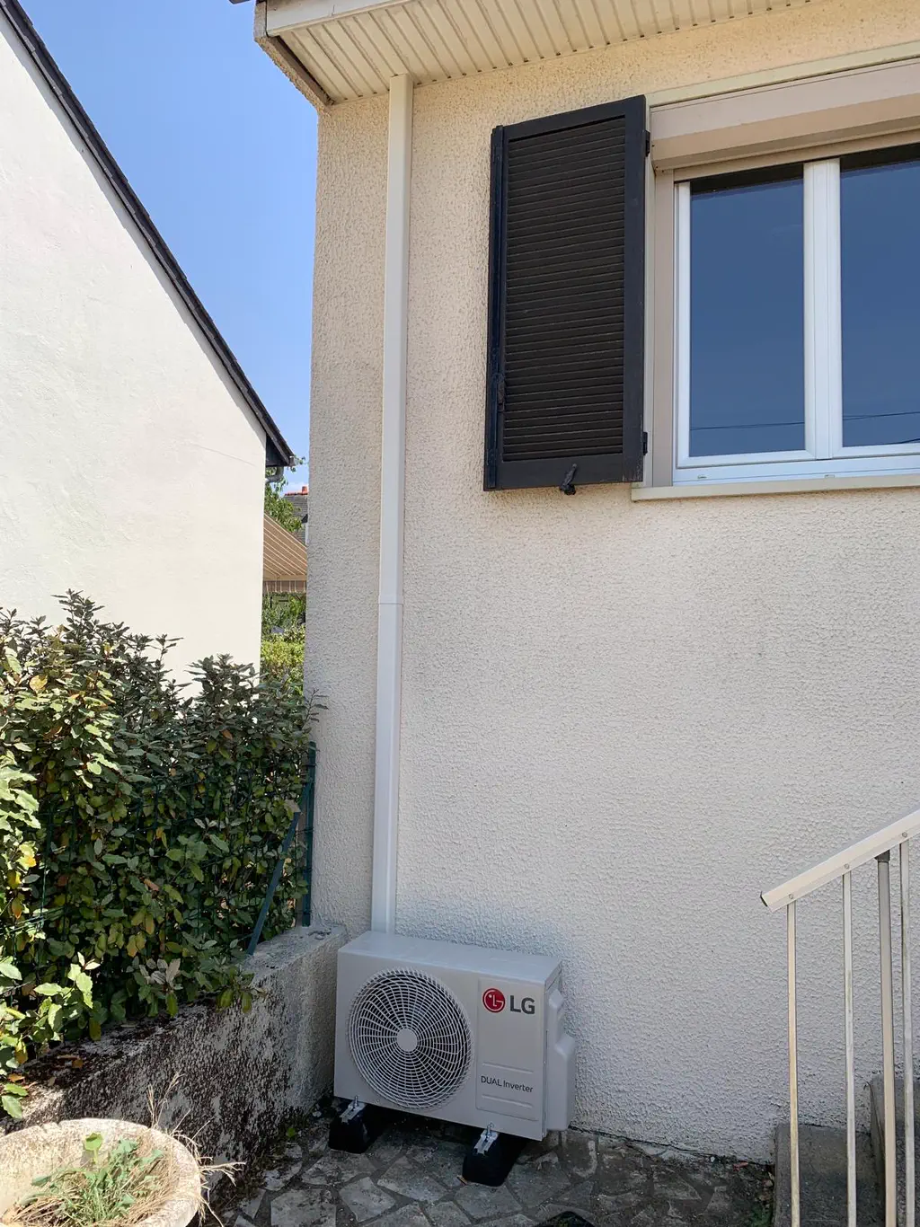 Groupe extérieur de climatisation en façade de maison