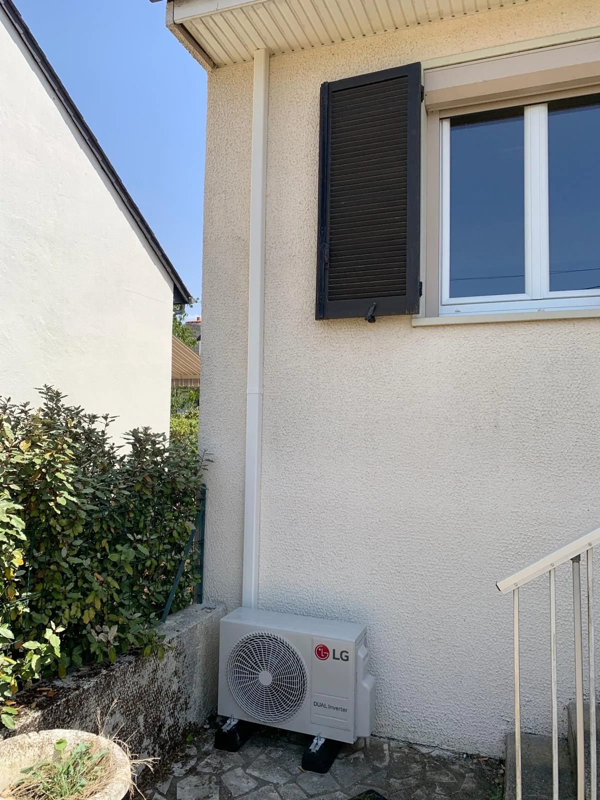 Groupe extérieur de climatisation en façade de maison