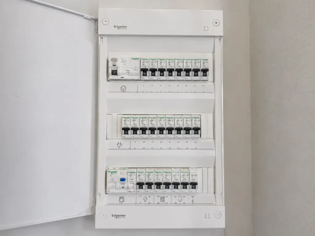 Tableau électrique de logement neuf, protections modulaires repérées