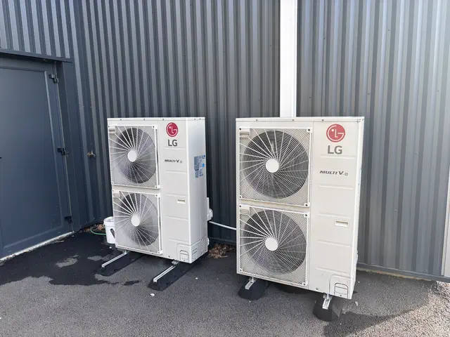 Deux groupes extérieurs de climatisation sur socle