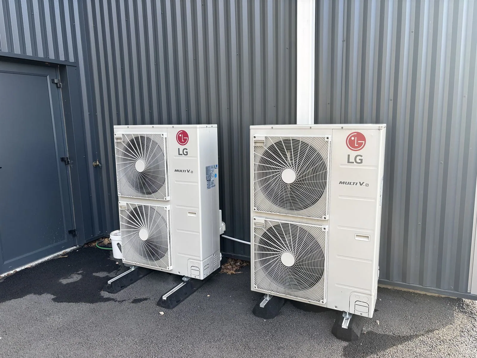 Groupes extérieurs de climatisation en batterie