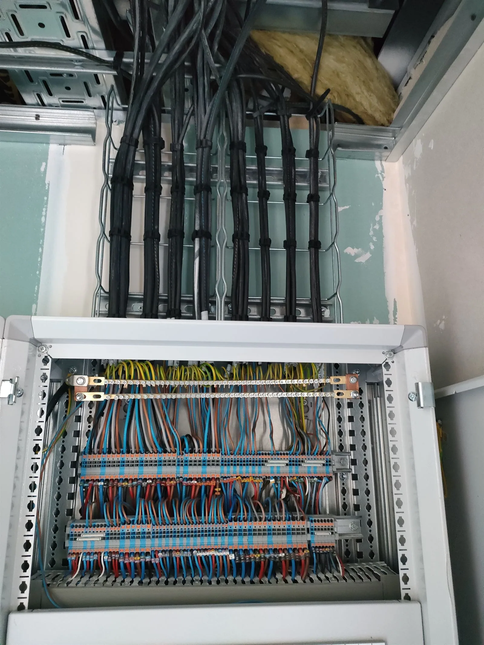 Armoire électrique : câblage et repérage des circuits