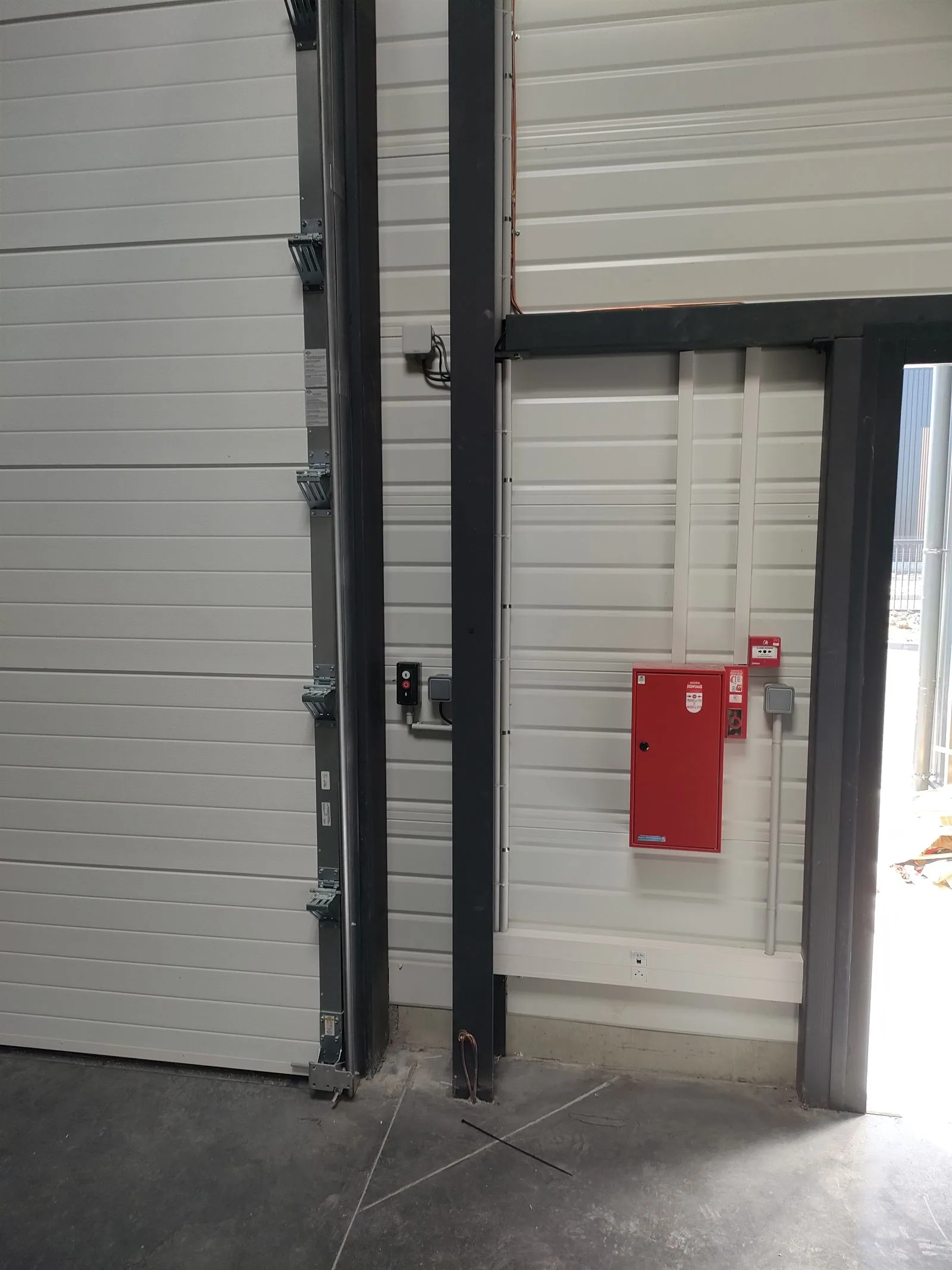 Coffret de sécurité incendie en zone industrielle