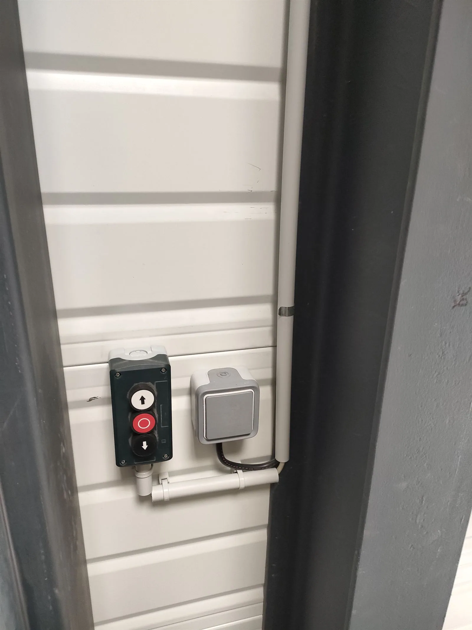 Bouton d’arrêt d’urgence et coffret de commande