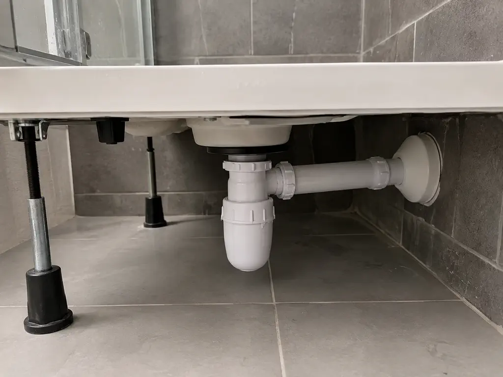 Siphon et évacuation sous une vasque de salle de bain suspendue
